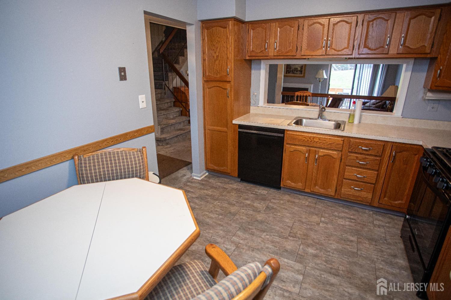 102 Timber Oaks Road Edison, NJ 08820 - Photo 11 of 46