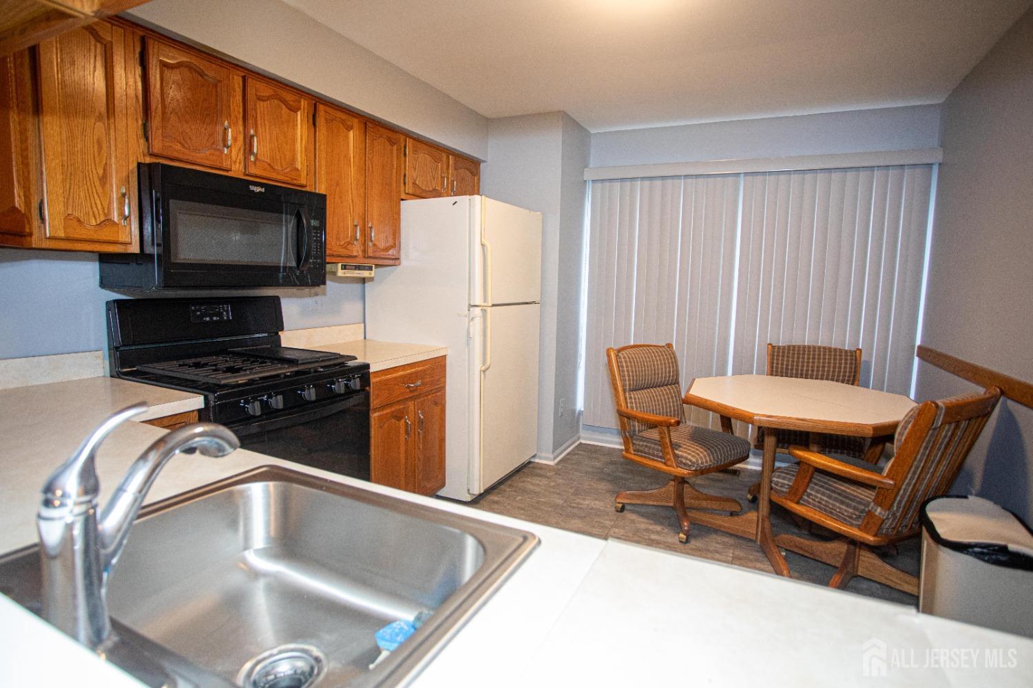 102 Timber Oaks Road Edison, NJ 08820 - Photo 13 of 46