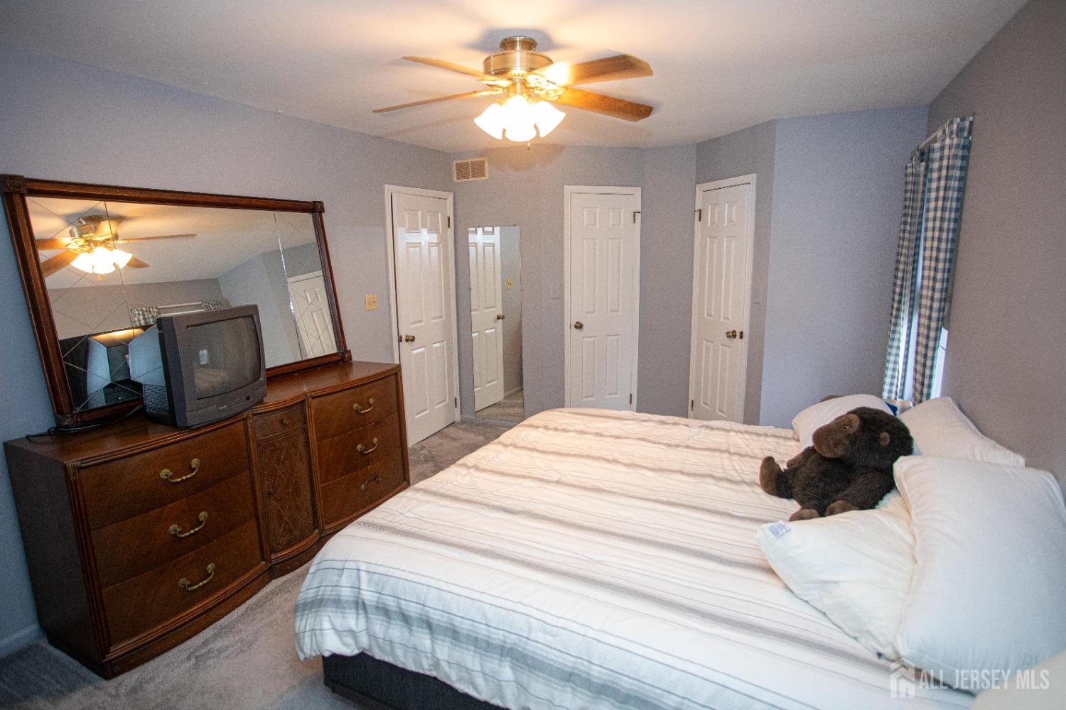 102 Timber Oaks Road Edison, NJ 08820 - Photo 23 of 46