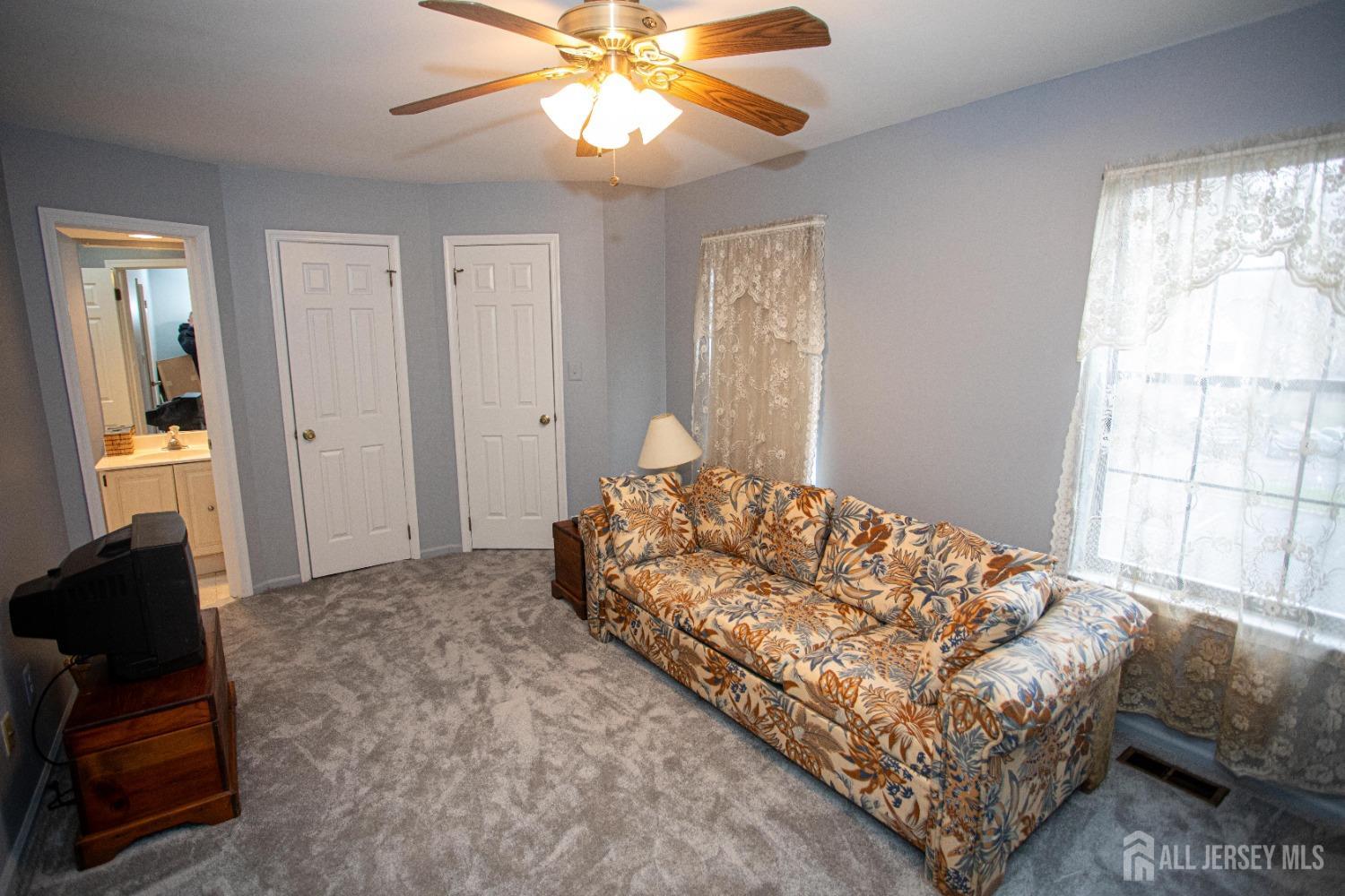 102 Timber Oaks Road Edison, NJ 08820 - Photo 27 of 46