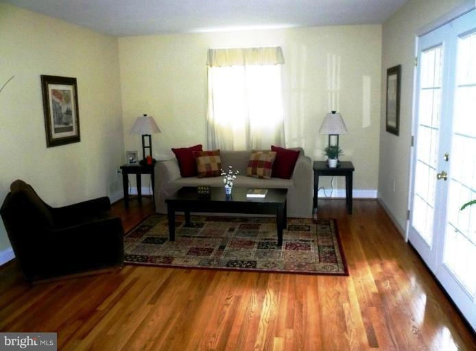 404 Greer Avenue Silver Spring, MD 20901 - Photo 7 of 23 Living Room