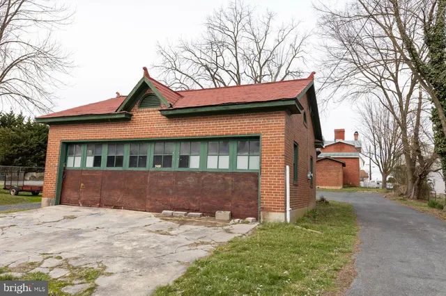 a view of a house with backyard and wooden roof