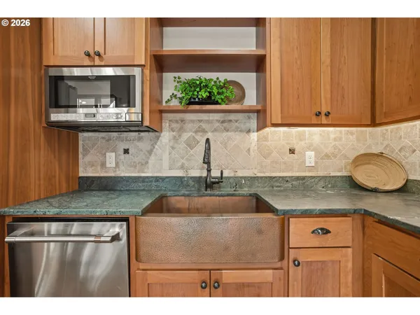 $2,395,000 | 49164 McKenzie Highway, Vida, OR 97488