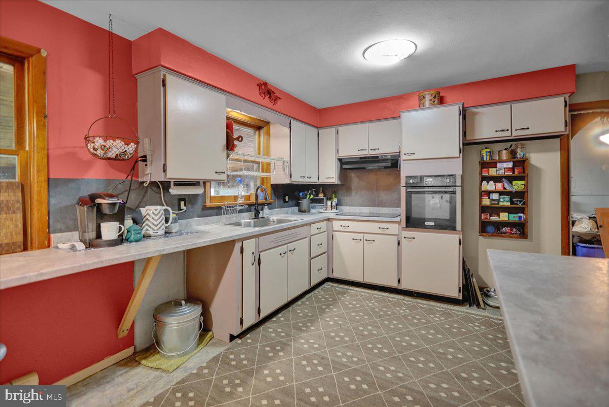 866 Kimmerlings Road Lebanon, PA 17046 - Photo 12 of 33 Spacious kitchen