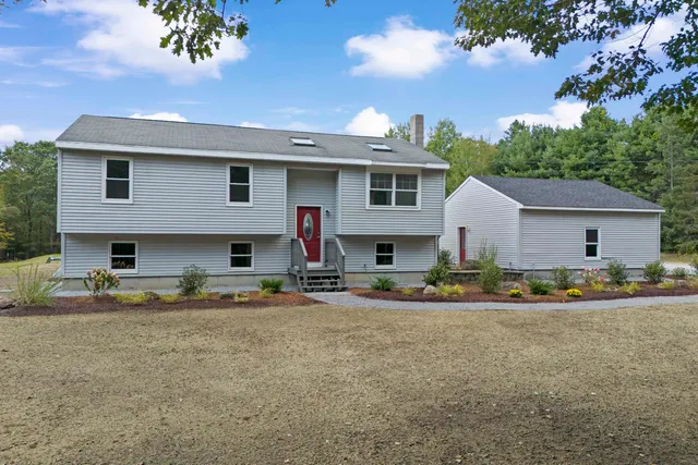 $555,000 | 207 Thorndike Road, Weare, NH 03281