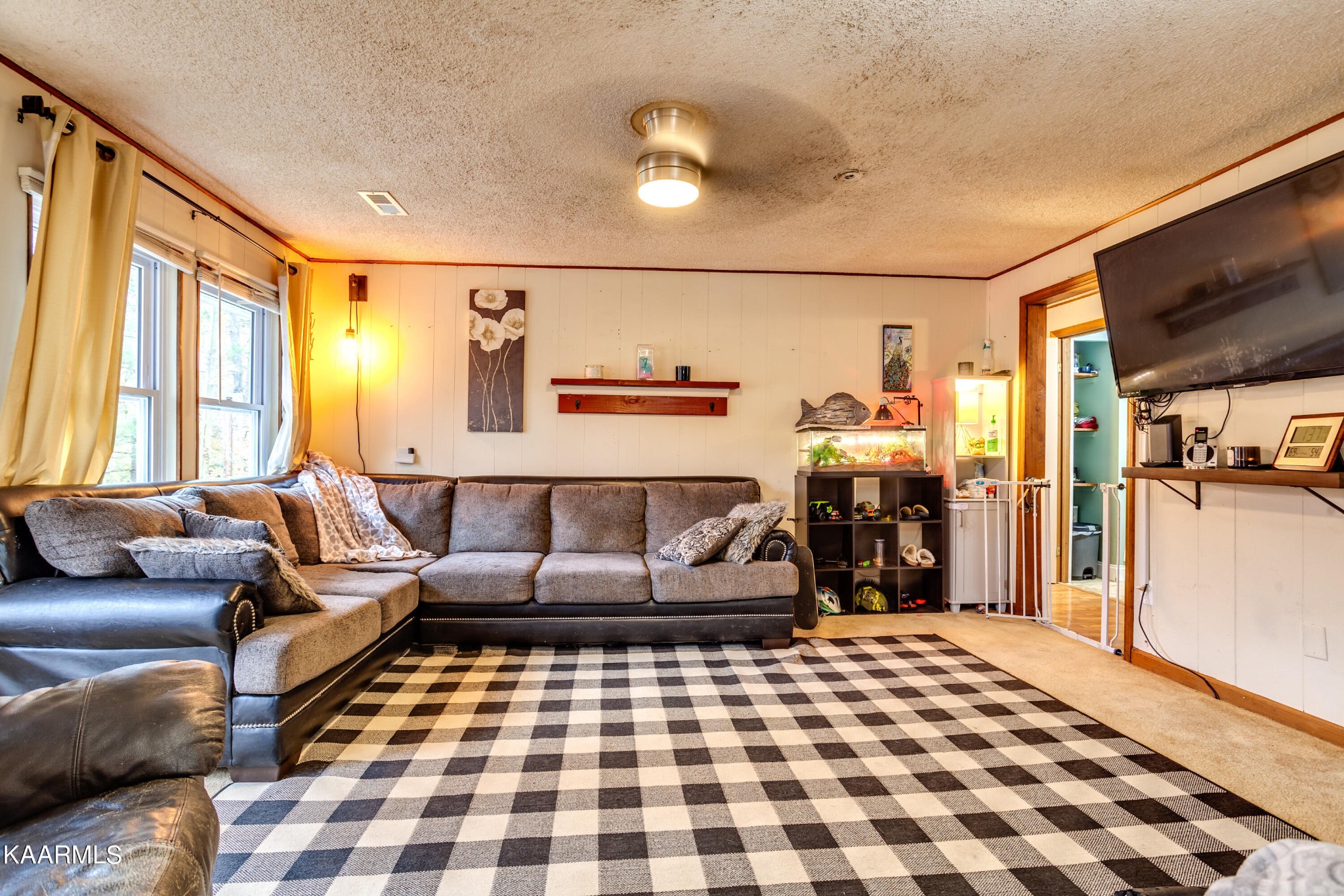 2018 Rhea Road Knoxville, TN 37920 - Photo 10 of 28 a living room with furniture and a flat screen tv