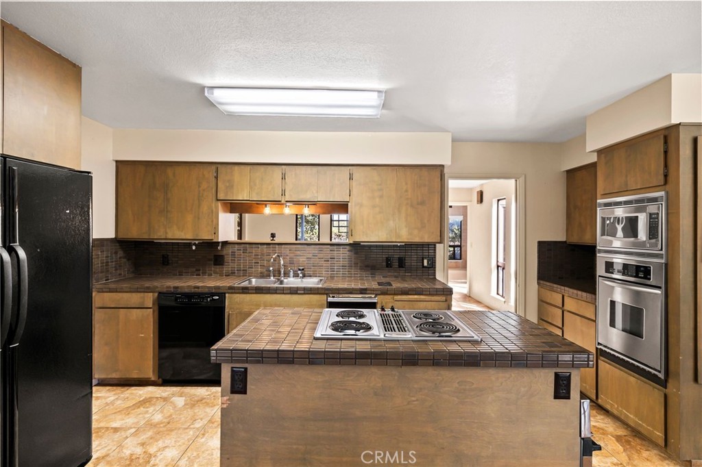 6357 County Road 48 Willows, CA 95988 - Photo 16 of 75 a kitchen with stainless steel appliances granite countertop a sink stove and refrigerator