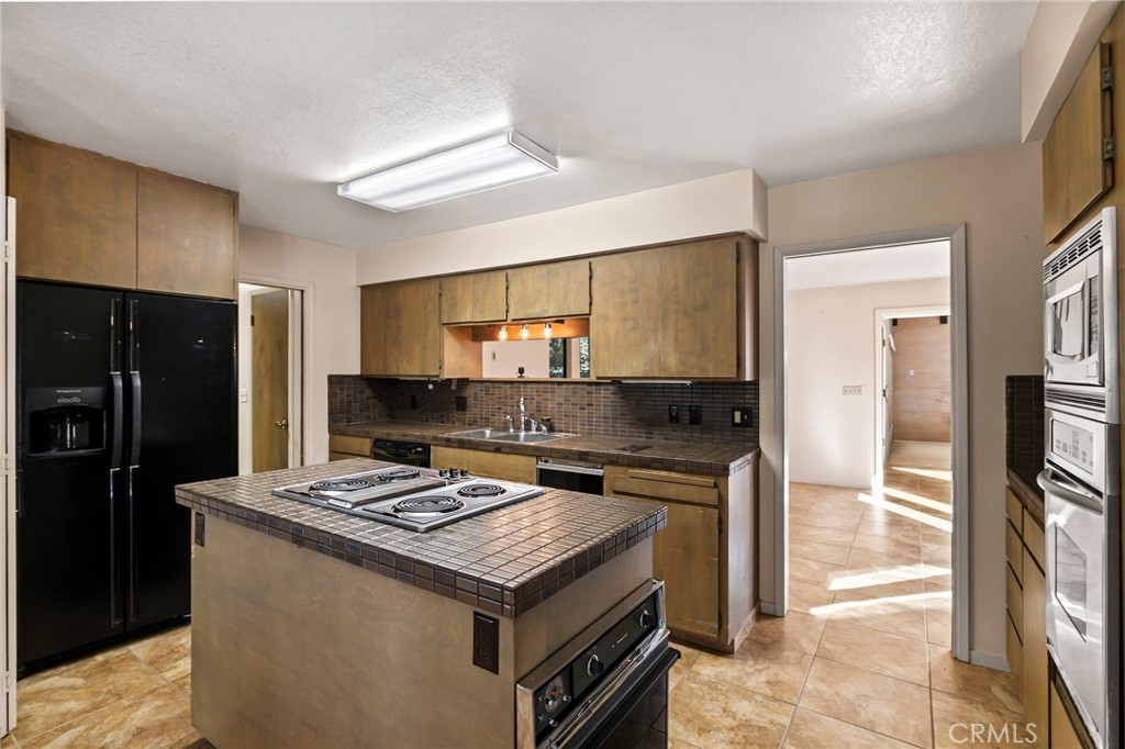 6357 County Road 48 Willows, CA 95988 - Photo 17 of 75 a kitchen that has a stove a refrigerator and a sink