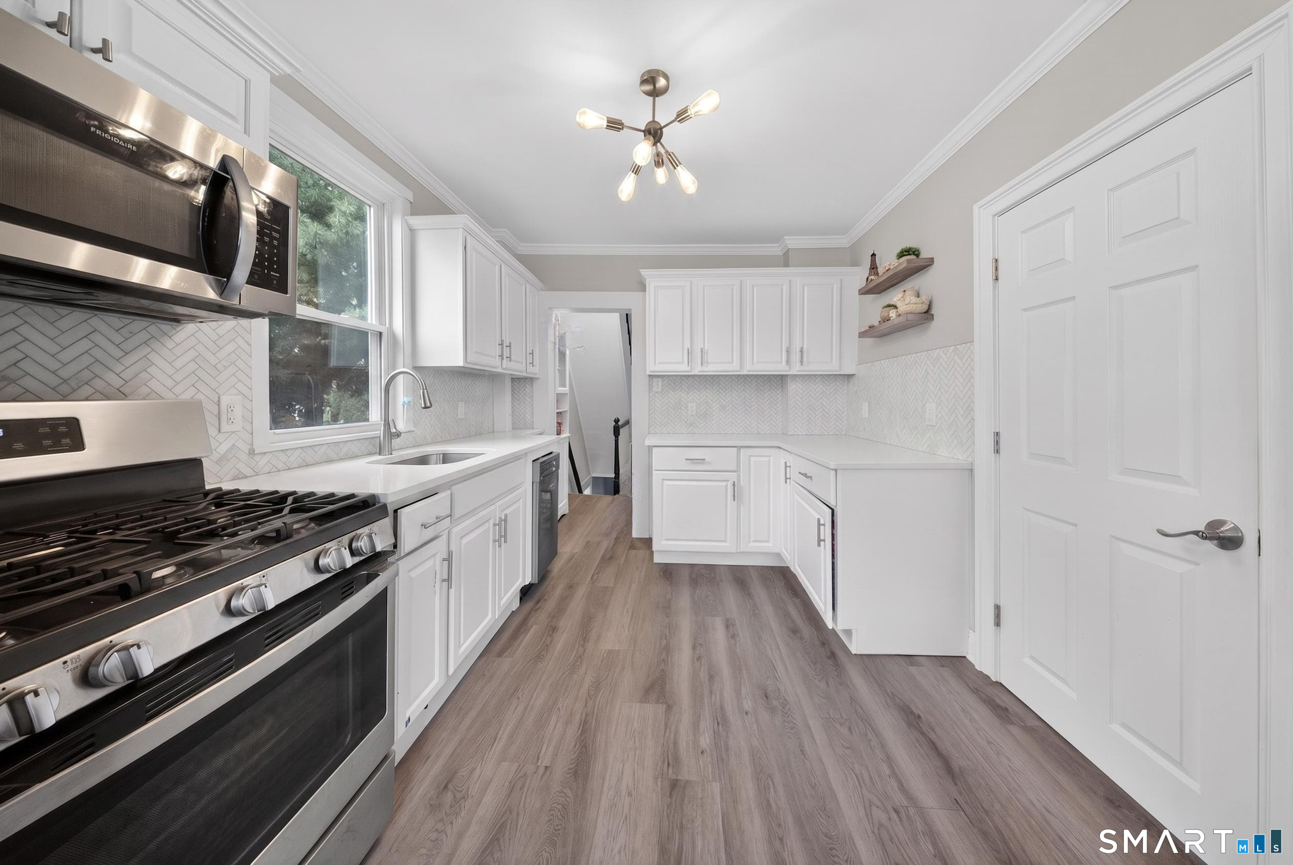 241 Old Stratfield Road Fairfield, CT 06825 - Photo 7 of 40