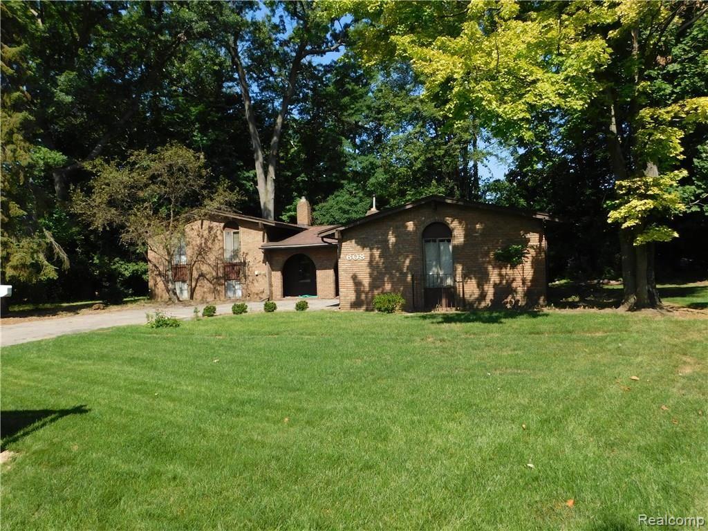 608 Lake Forest Road Rochester Hills, MI 48309 - Photo 1 of 19