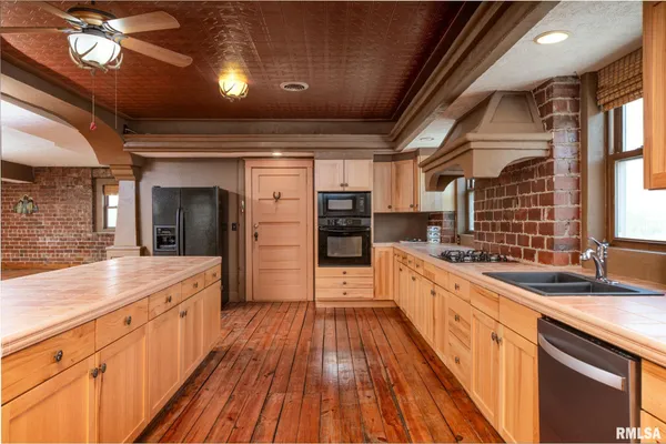 $375,000 | 421 East Webster Street, Benton, IL 62812