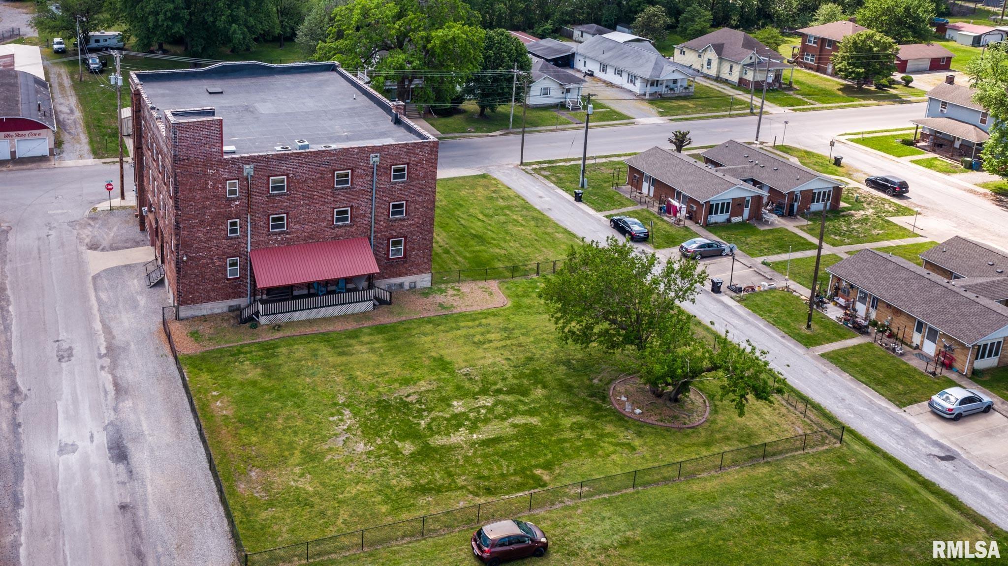 421 East Webster Street Benton, IL 62812 - Photo 5 of 63