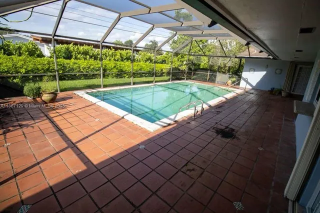 a view of a backyard