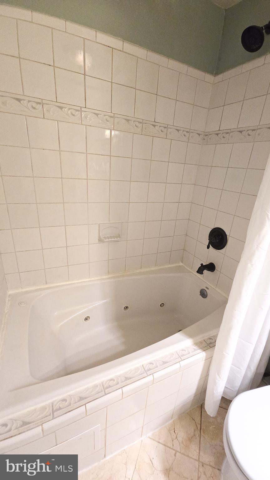 1704 Earhart Road Baltimore, MD 21221 - Photo 15 of 27 Sizable jetted bathtub
