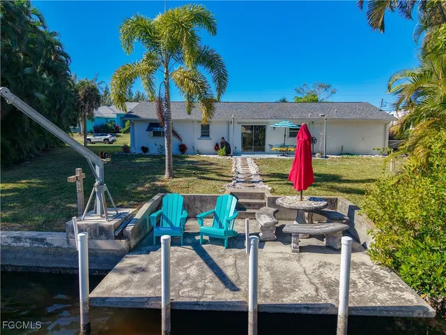 a view of house with backyard porch and furniture