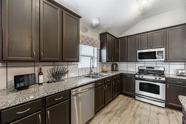 $2,350 | 2003 Lansing Cove Drive, Fresno, TX 77545