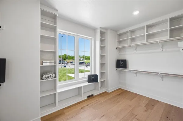 $845,000 | 2728 Northeast 91st Place, Kansas City, MO 64156