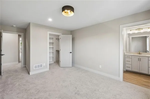 $845,000 | 2728 Northeast 91st Place, Kansas City, MO 64156