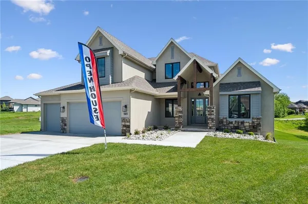 $845,000 | 2728 Northeast 91st Place, Kansas City, MO 64156