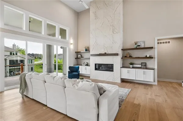 $845,000 | 2728 Northeast 91st Place, Kansas City, MO 64156