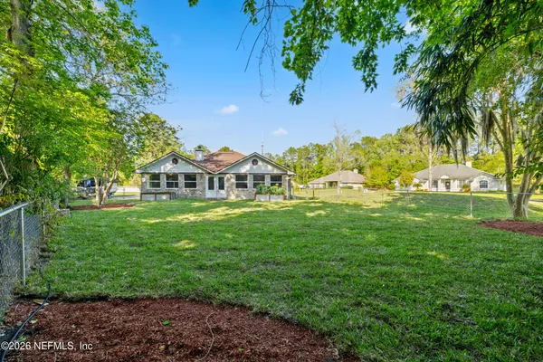 a view of a backyard