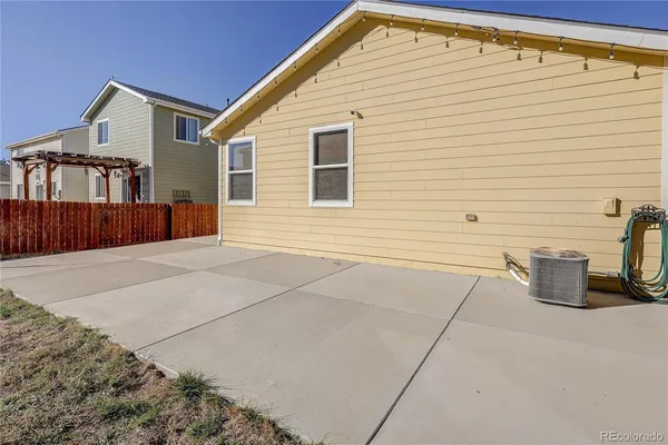 a view of a back yard