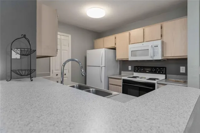 $1,950 | 7428 Vista Way, Unit 105, Bradenton, FL 34202