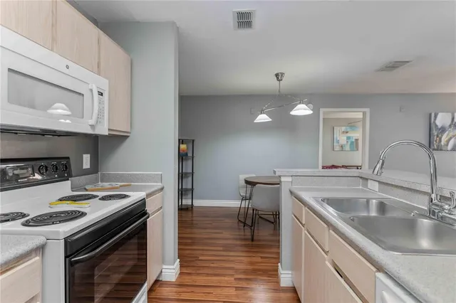 $1,950 | 7428 Vista Way, Unit 105, Bradenton, FL 34202