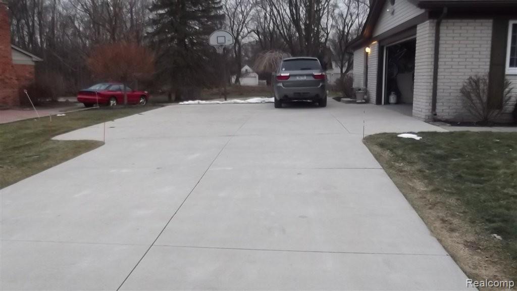 382 Beechview Drive Rochester, MI 48306 - Photo 2 of 24 NEWER $8K DRIVEWAY