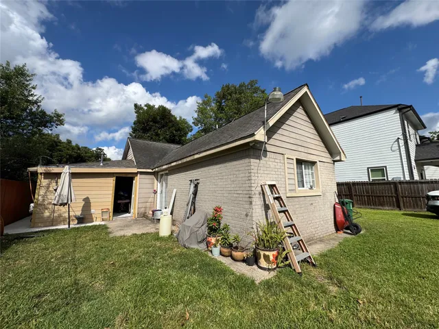 a view of a house with backyard and sitting area