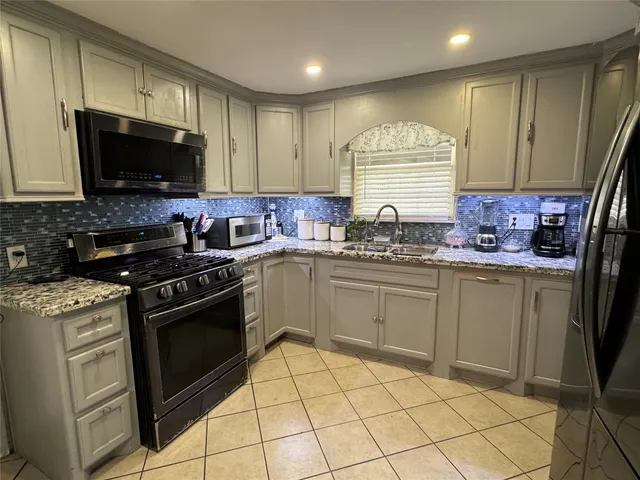 a view of a livingroom with furniture