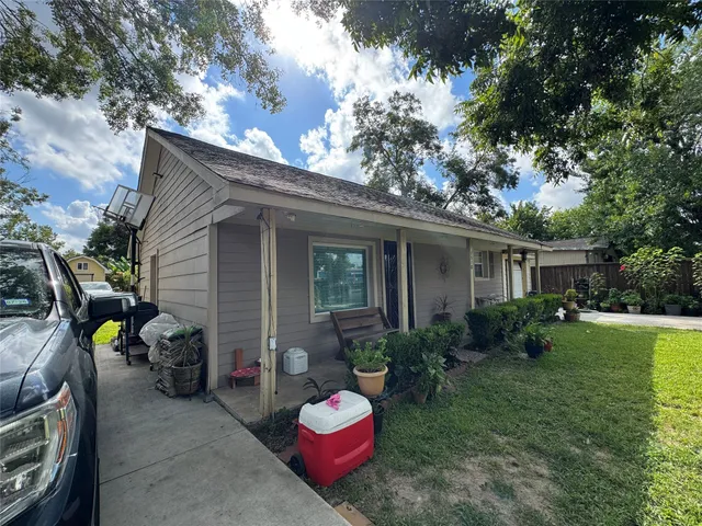 a view of a house with backyard