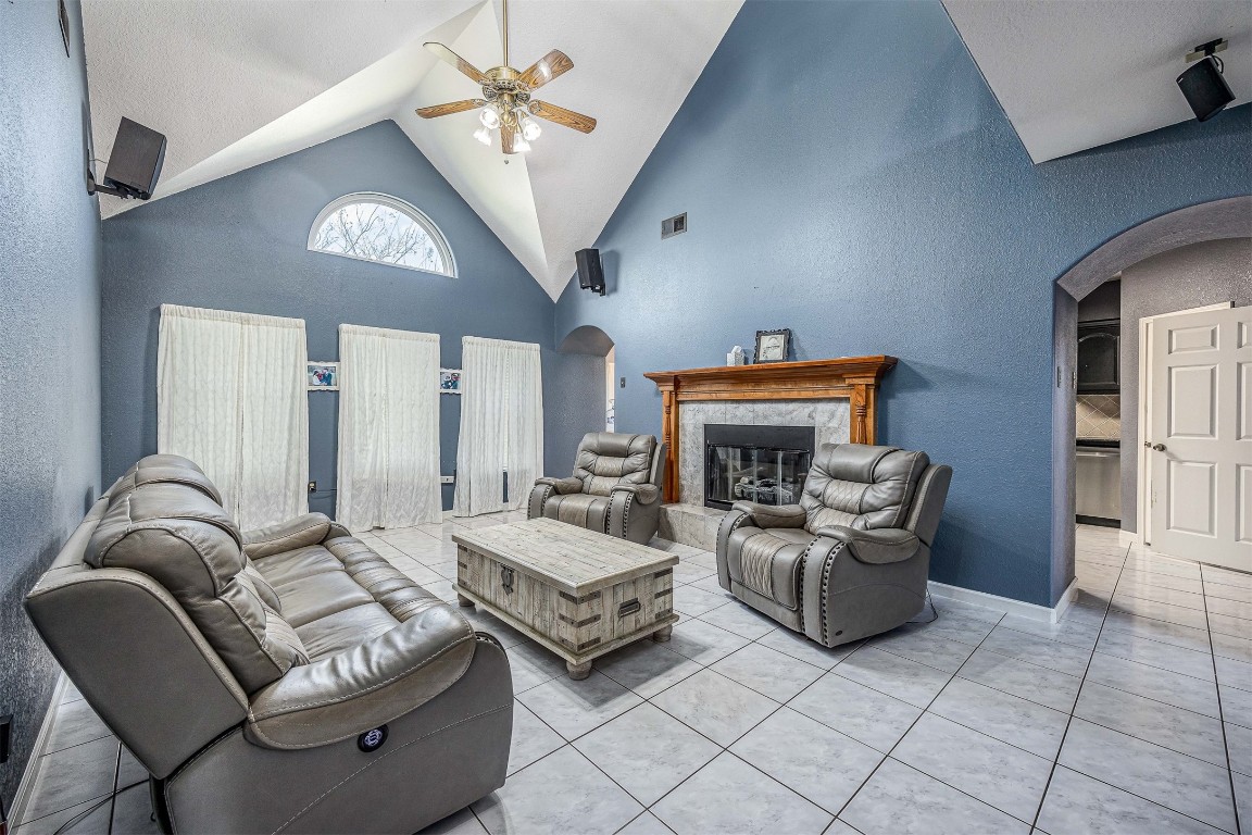 6534 FM 3180 Road Baytown, TX 77523 - Photo 20 of 34 living room