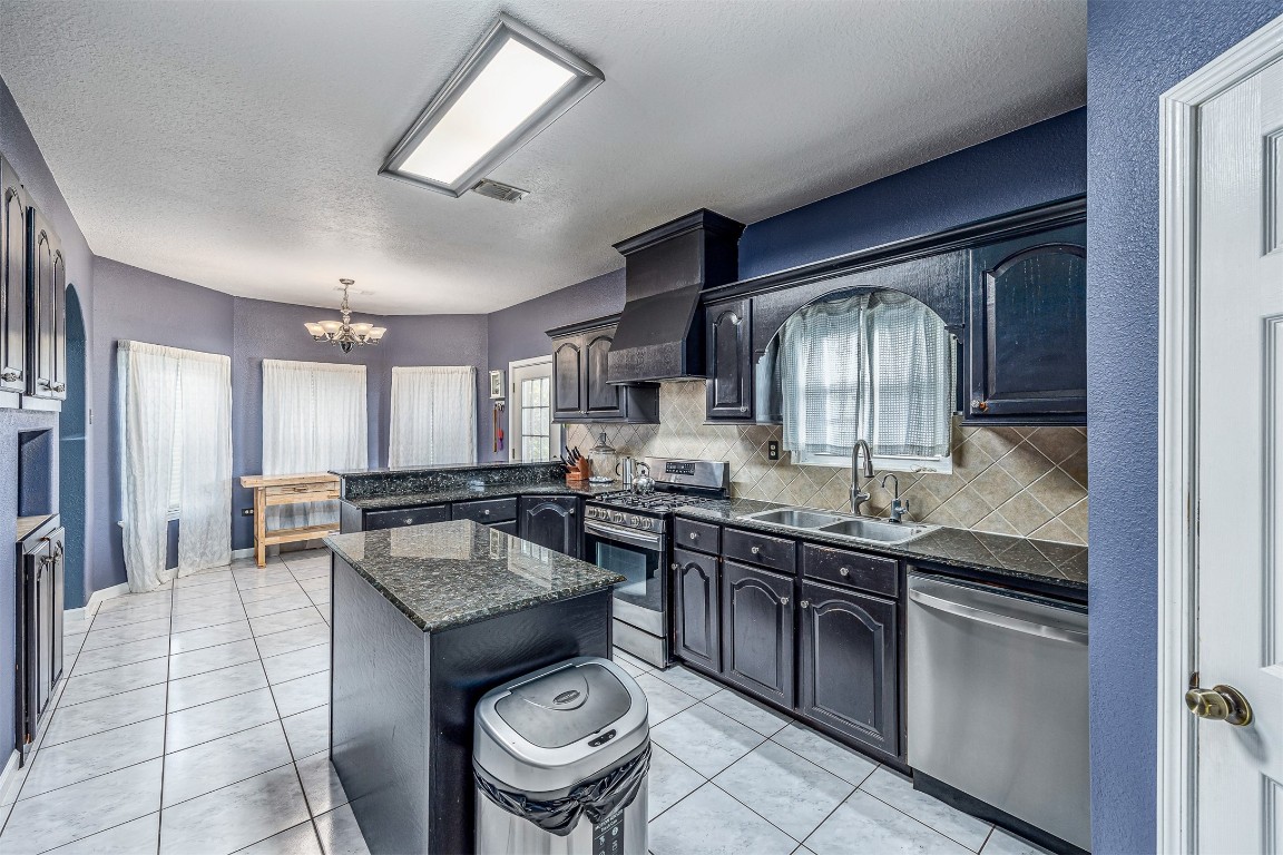 6534 FM 3180 Road Baytown, TX 77523 - Photo 26 of 34 kitchen with gas range