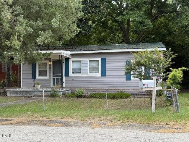 a view of a house with a backyard