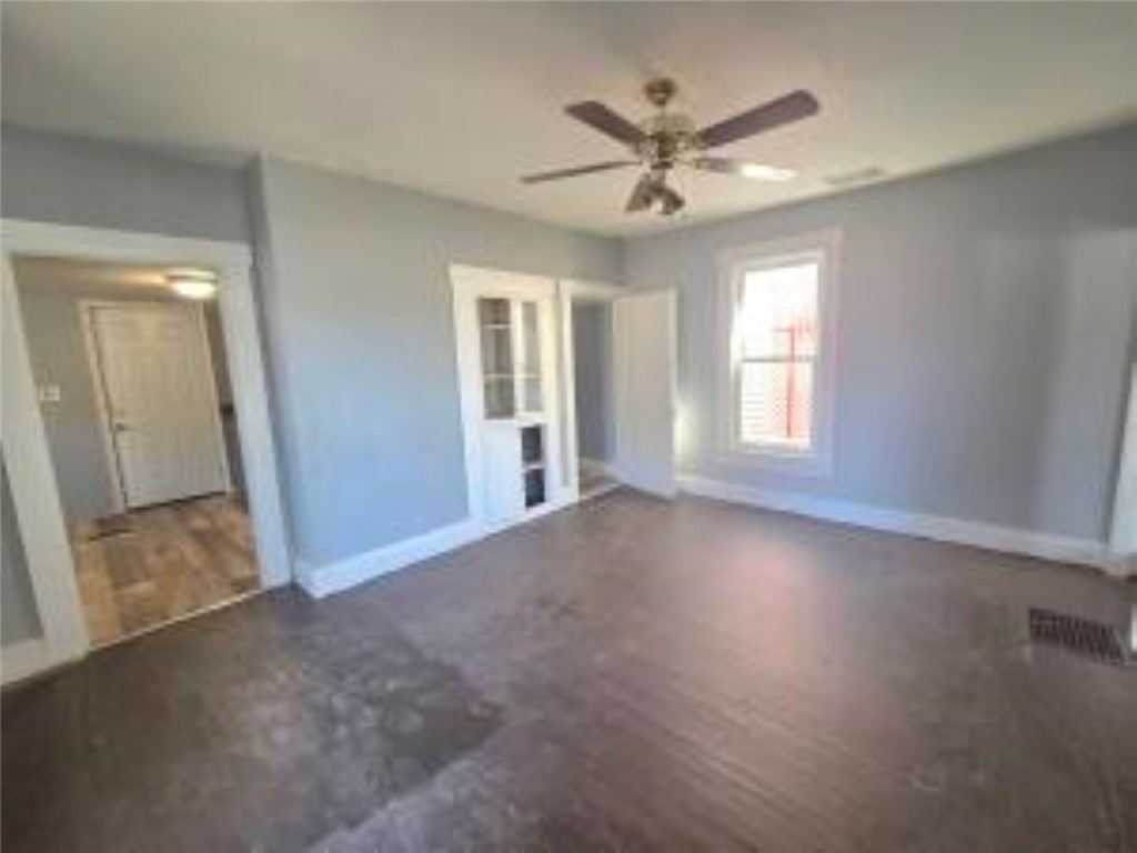 820 West North Street Springfield, OH 45504 - Photo 10 of 20 This versatile room offers hardwood flooring, ample natural light, and a clean, inviting atmosphere.