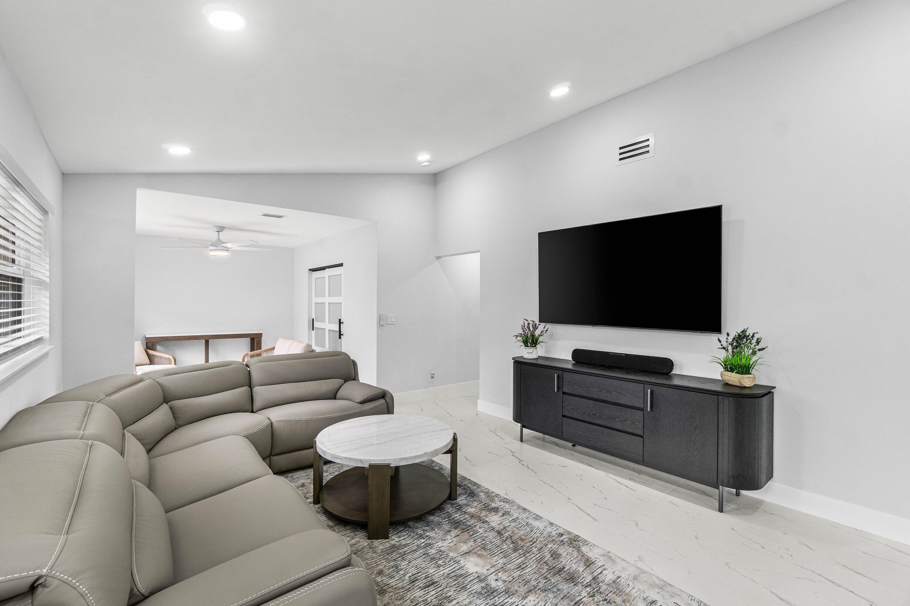 8137 Windgate Drive Boca Raton, FL 33496 - Photo 12 of 32 LIVINGROOM