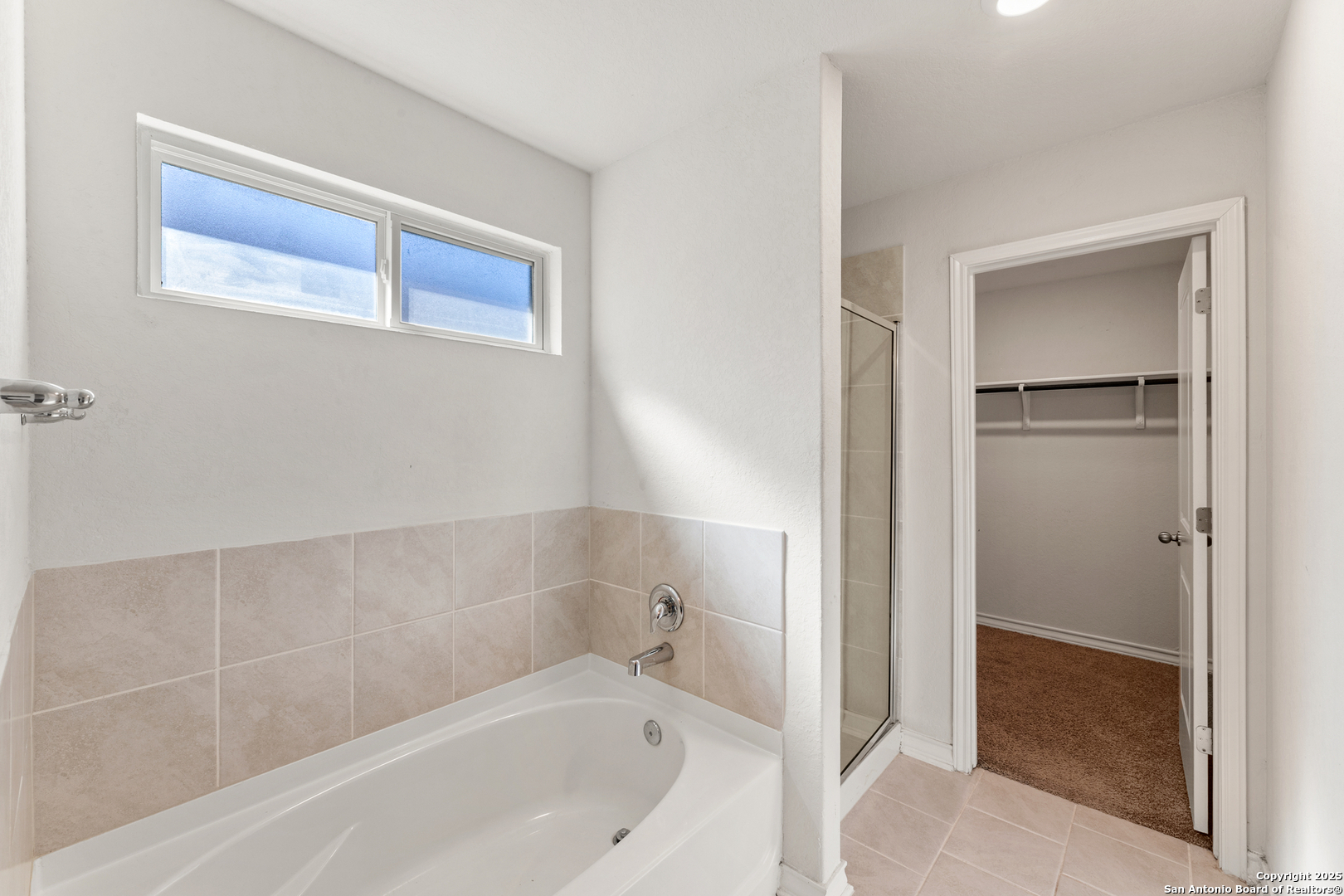 9711 Bratten Rise San Antonio, TX 78254 - Photo 16 of 19 a bathroom with a bathtub