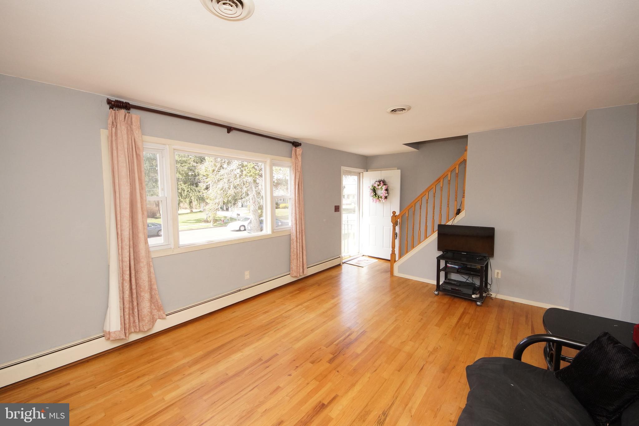 36 Running Brook Road Ewing, NJ 08638 - Photo 8 of 34 Living room