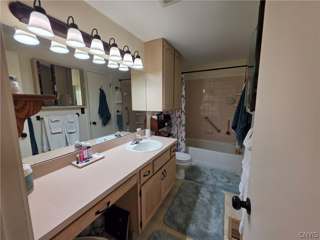 6147 Diffin Road Cicero, NY 13039 - Photo 25 of 45 Main full bath with entry to primary bedroom