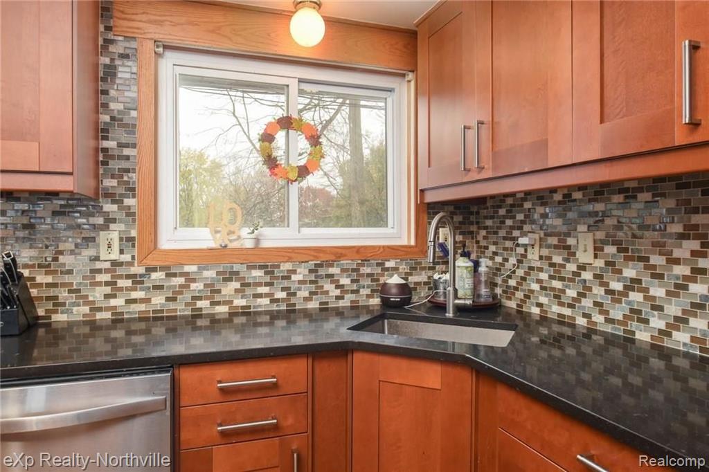 28471 Thorny Brae Road Farmington Hills, MI 48331 - Photo 5 of 27