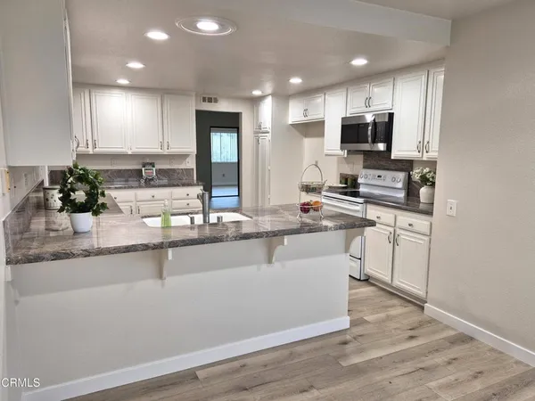 $900,000 | 42036 Village 42, Camarillo, CA 93012