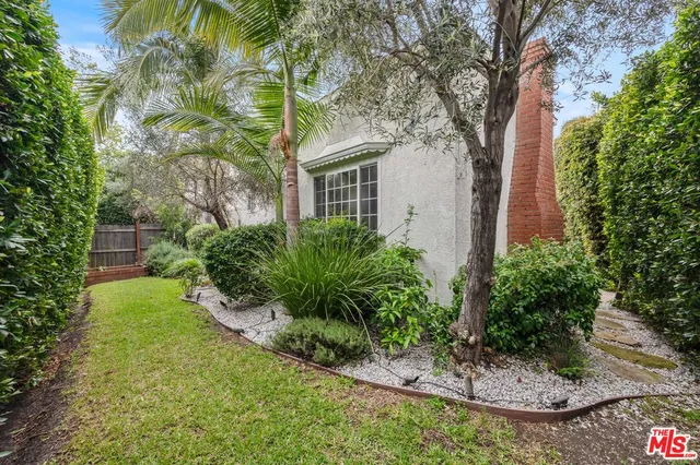 a view of a yard in front of house