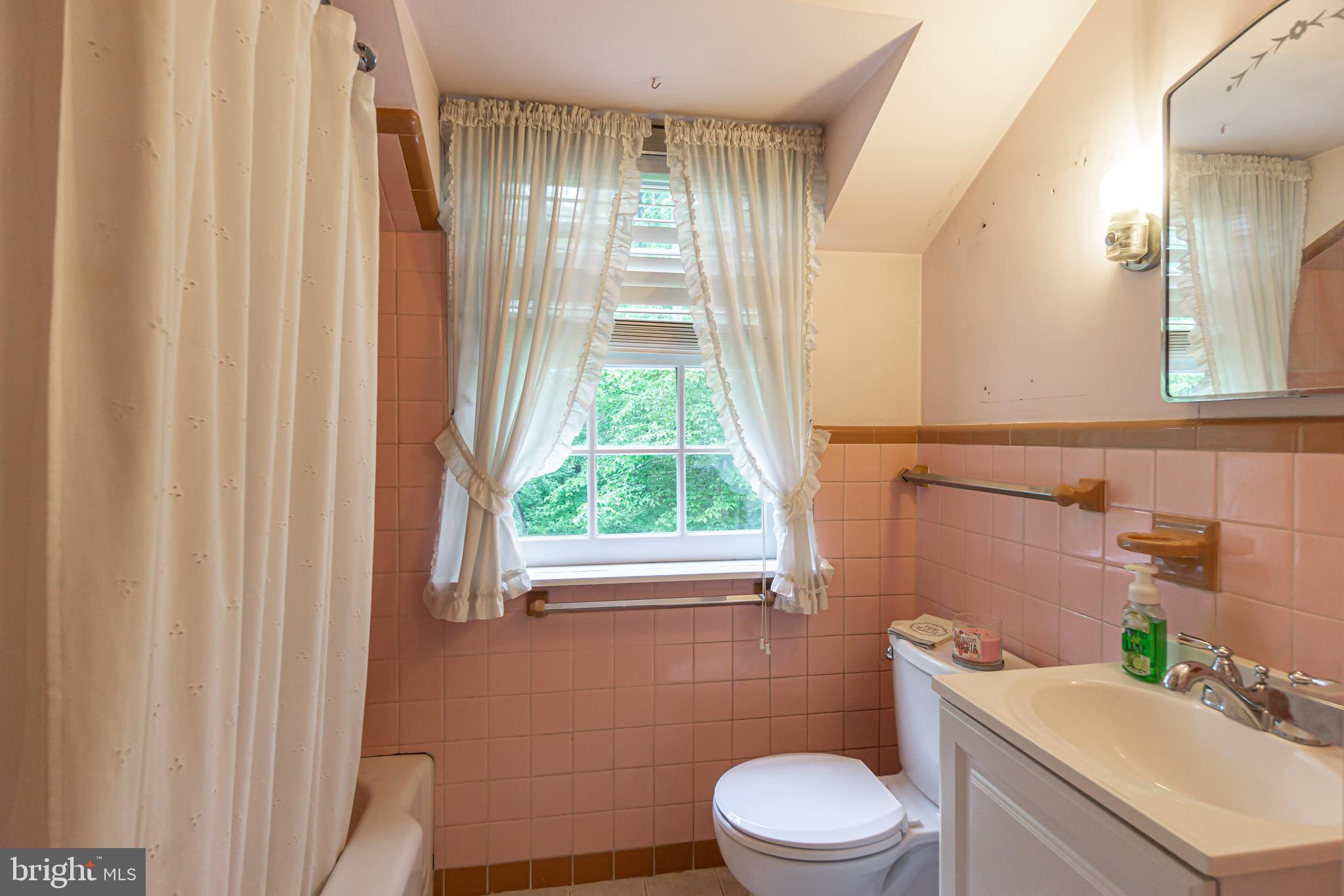 645 Leopard Road Berwyn, PA 19312 - Photo 40 of 67 Hall Bath