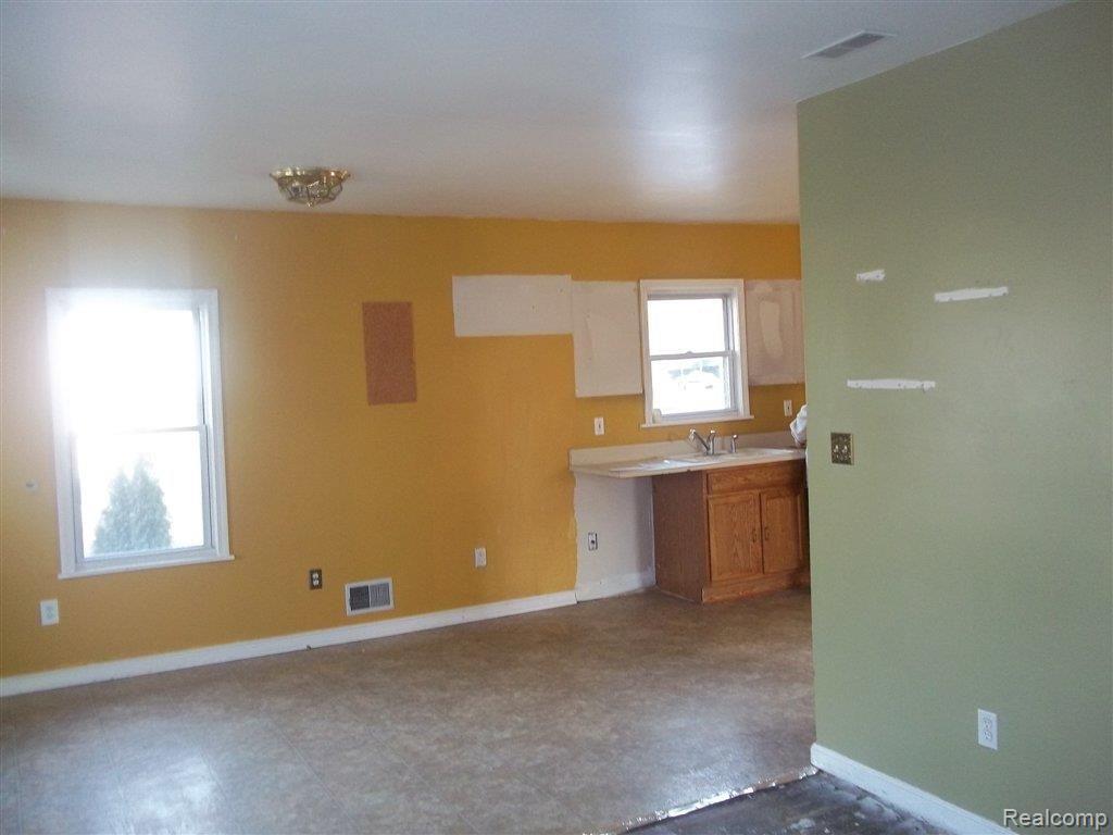 14613 Allen Road Southgate, MI 48195 - Photo 6 of 20 100_4404.JPG