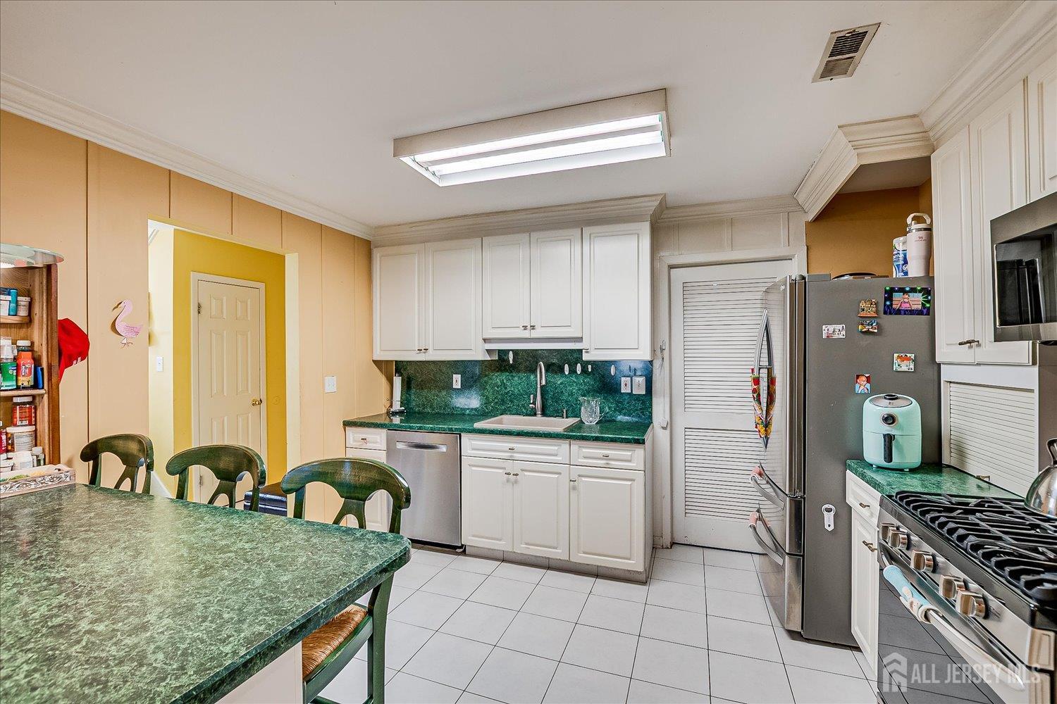 118 Coppertree Court Edison, NJ 08820 - Photo 18 of 58 a kitchen with granite countertop a stove a sink and a refrigerator