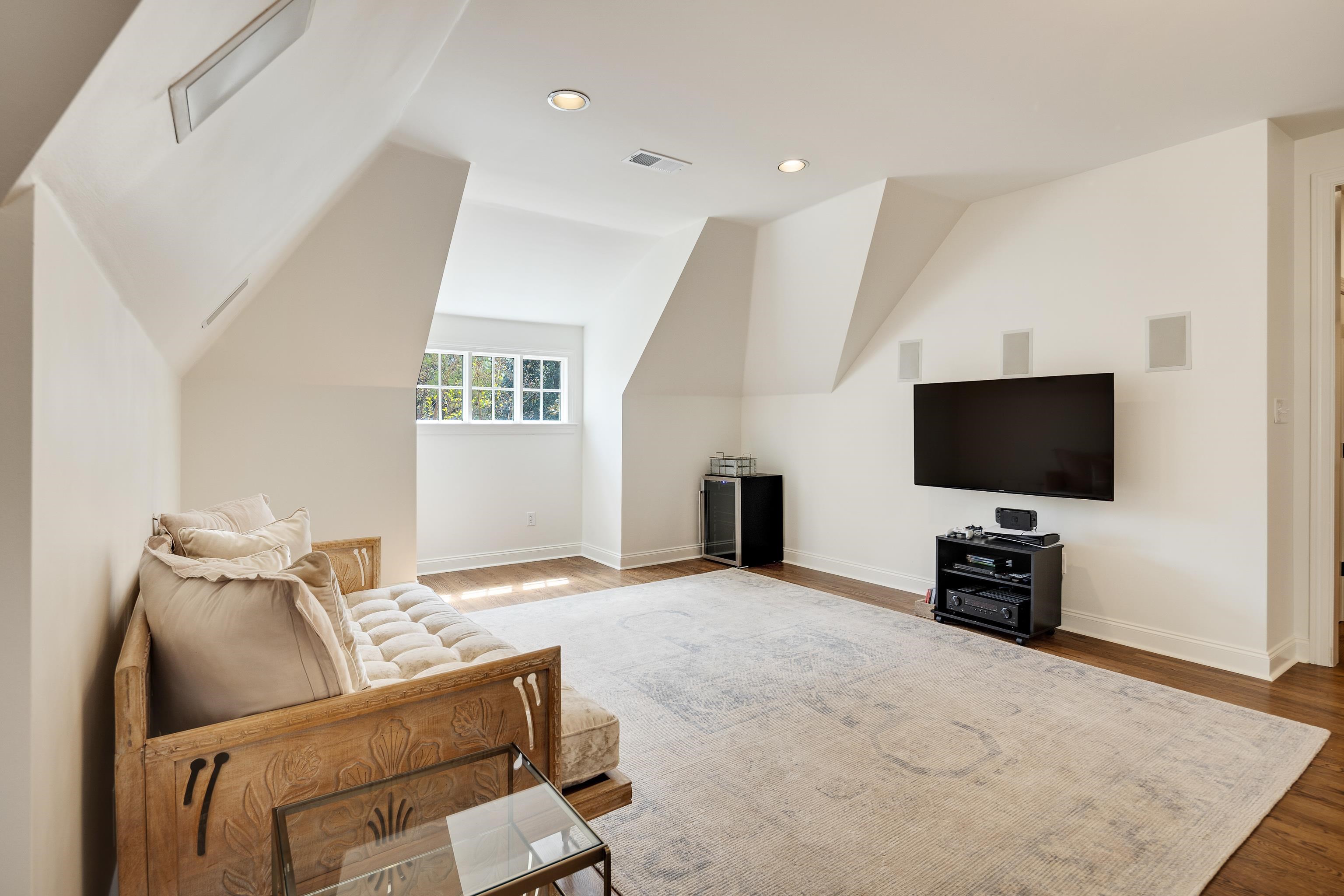 101 North Grove Park Road Memphis, TN 38117 - Photo 23 of 40 Living area featuring recessed lighting, lofted ceiling, and wood finished floors