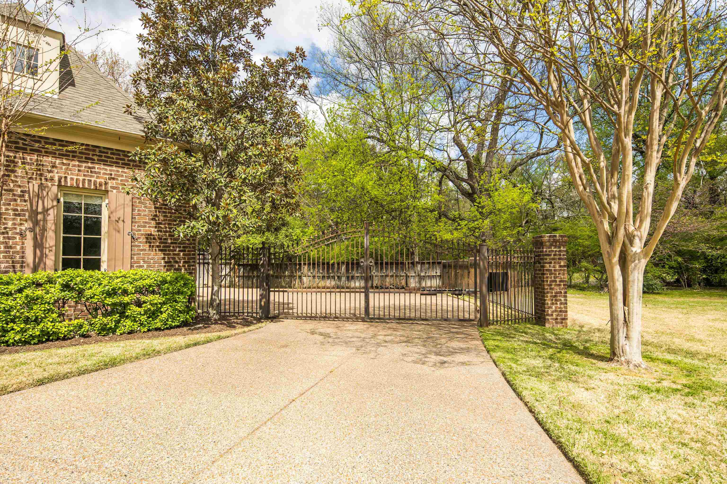 101 North Grove Park Road Memphis, TN 38117 - Photo 3 of 40 View of gate