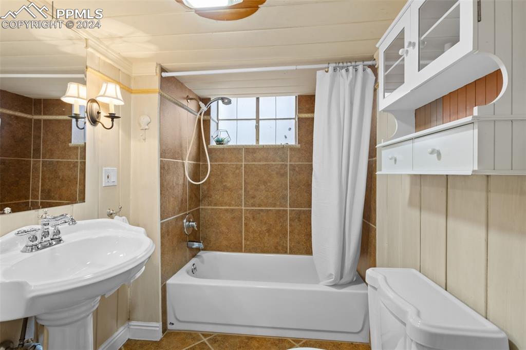 7955 Highway 24 Cascade, CO 80809 - Photo 15 of 44 a bathroom with a sink a toilet and shower