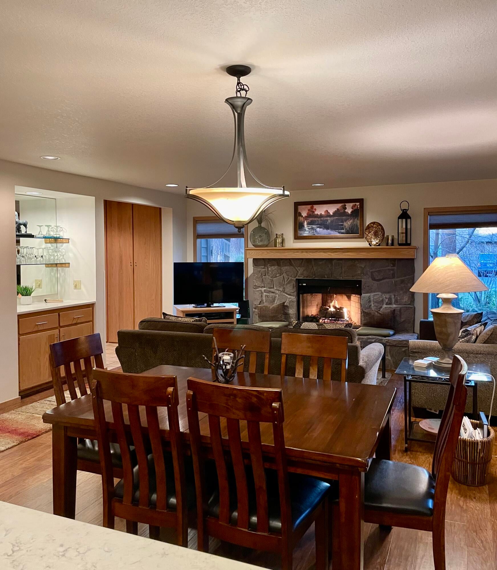 57376 Beaver Ridge Loop, Unit 33C1 Sunriver, OR 97707 - Photo 14 of 35 12-Dining-WetBar-Fireplace-R33